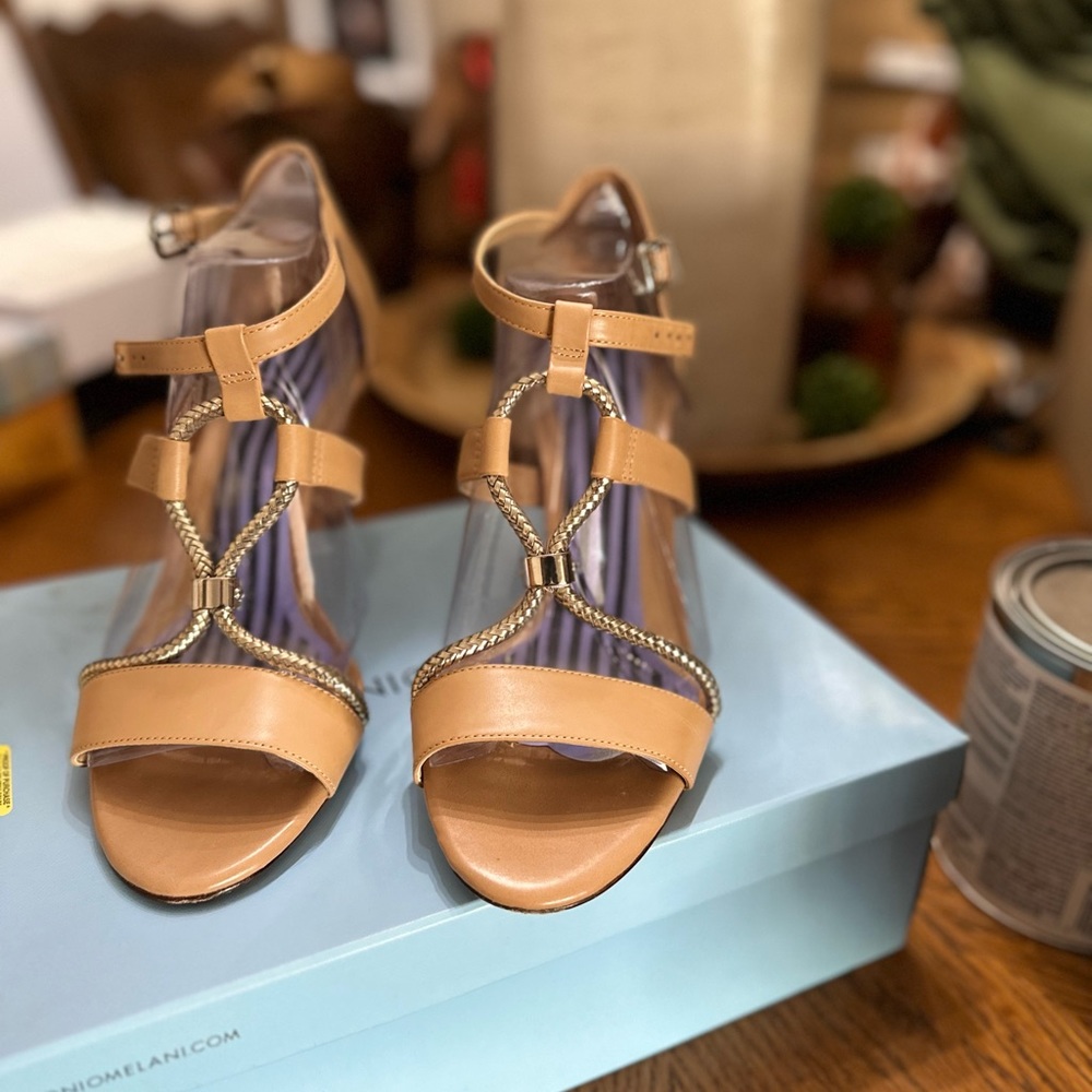 Beautiful soft leather Antonio Melani heels.
